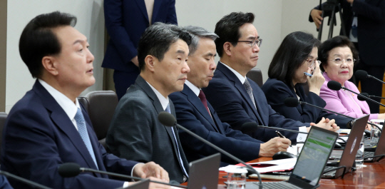 이종섭(오른쪽 세번째) 국방부 장관이 12일 서울 용산 대통령실 청사에서 열린 국무회의에서 윤석열 대통령의 발언을 경청하고 있다. 연합뉴스